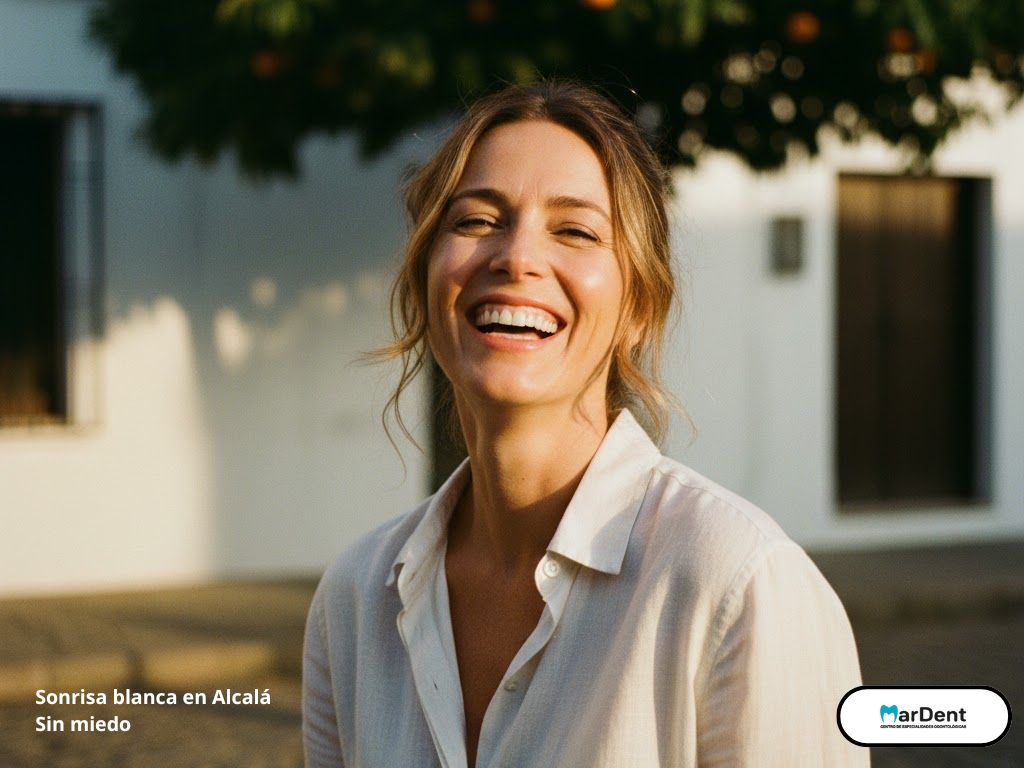 Mujer mostrando el resultado de su blanqueamiento dental en Mardent