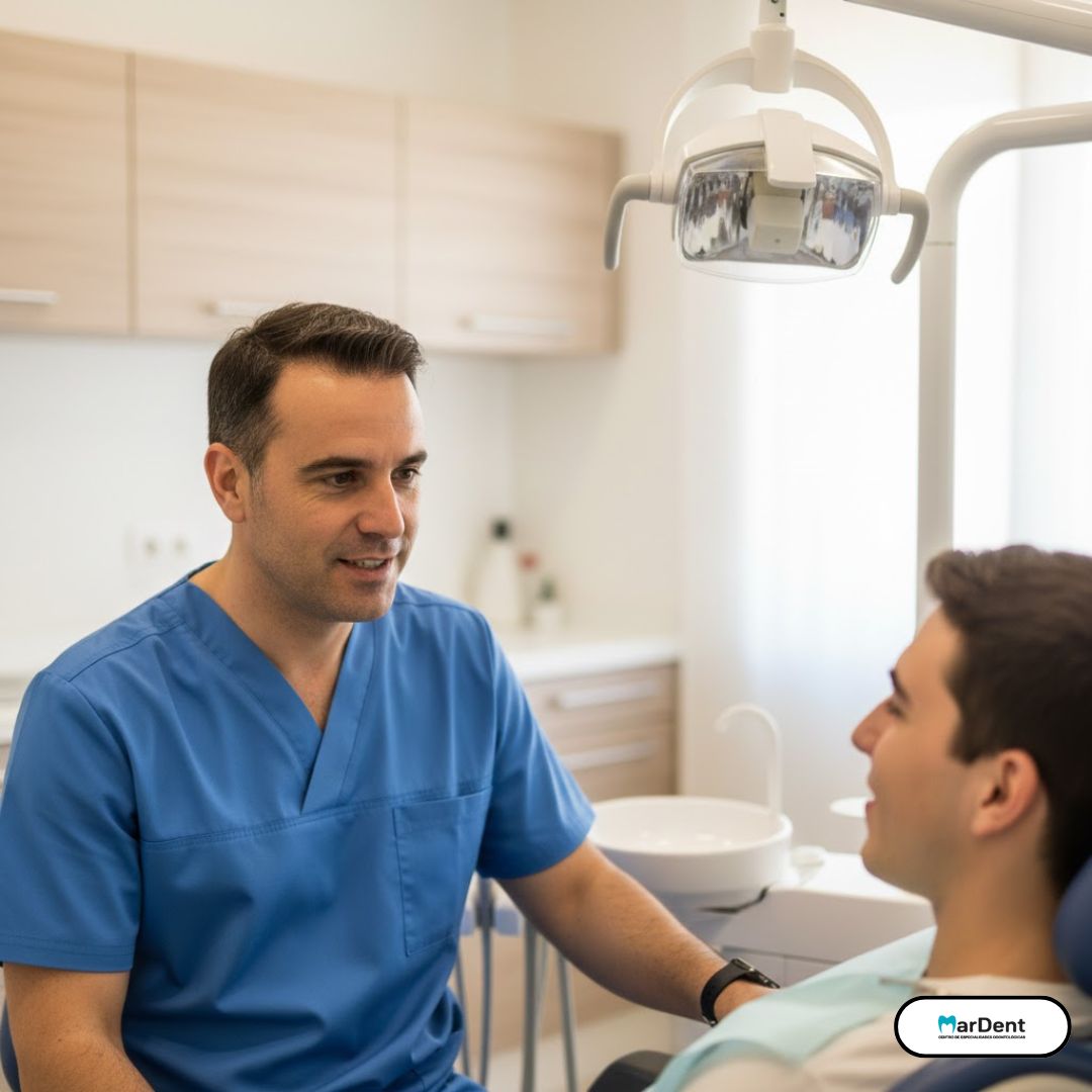 Dentista atendiendo a paciente con dolo de muelas en urgencias Mardent